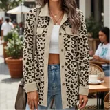 Sobre camisa de pana con estampado animal print, cuello camisero, mangas largas y cierre frontal con botones.