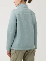 Micropolar verde agua con cierre completo y cuello alto. Cuenta con un bolsillo con cierre en la manga izquierda.