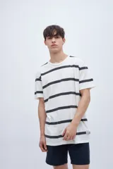 Remera de algodón color crudo con rayas horizontales negras, de corte recto y manga corta.