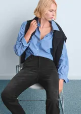 Jeans mom-fit de tiro alto y diseño crop, color negro, con cinco bolsillos, trabillas para cinturón y cierre frontal con cremallera y botón.