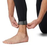 Calza técnica de compresión color negro, diseñada como primera capa térmica. Cuenta con tecnología reflectante para retener el calor corporal y tejido hidroabsorbente para eliminar el sudor. Presenta costuras planas ergonómicas y elasticidad en cuatro direcciones para mayor movilidad.