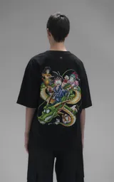 Remera negra de corte oversize con estampa frontal a todo color de personajes de Dragon Ball montados sobre el dragón Shenlong.