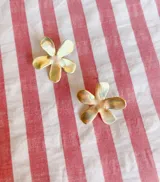 Par de caravanas con forma de flor de cinco pétalos color bronce.