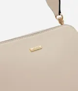 Cartera bandolera de tamaño mediano confeccionada en poliuretano, con diseño rectangular, cierre superior con cremallera y correa ancha ajustable. Presenta detalles metálicos y acabado liso.