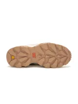 Sneaker Cat modelo Reactor, de diseño robusto y estilo industrial. Presenta una combinación de colores blanco, beige y suela color arena. Cuenta con una estructura de jaula lateral, cordones jaspeados y suela de goma dentada para mayor tracción.