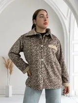Sobrecamisa de pana con estampado animal print, cuello y puños de piel sintética.