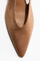Zapatos destalonados de gamuza color tostado, con punta fina, taco kitten y tira elástica en el talón.