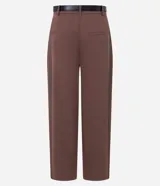 Pantalón wide leg de sastrería confeccionado en crepé, con tiro alto, pliegues frontales y caída recta. Incluye un cinturón de poliuretano con hebilla metálica y detalle de cadena.