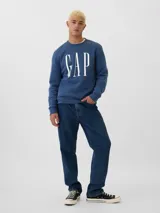 Buzo de cuello redondo marca Gap, color azul, con el logo de la marca estampado en blanco en el frente. Posee puños y ruedo acanalados.