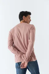 Remera de hombre de manga larga color azul con logo bordado en relieve en el pecho.