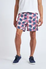 Short de baño con cintura elástica y cordón de ajuste, confeccionado en tela ligera de secado rápido. Presenta un estampado integral de hojas tropicales en tonos rosados y azules, con dos bolsillos delanteros, uno posterior y logo bordado.