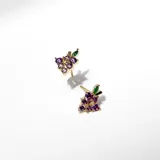Par de aros dorados con forma de racimo de uvas, con incrustaciones de cristales color lavanda y hoja verde.