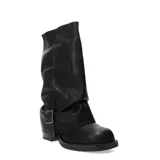 Botas altas Miss Carol Nash de color negro, con diseño de caña arrugada, puntera redondeada, tacón bajo y una tira decorativa con hebilla metálica en el tobillo.