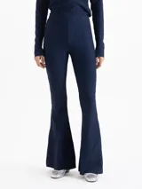 Pantalon de corte oxford en color azul marino, con textura jacquard en relieve y diseño ajustado en la parte superior con botamangas acampanadas.