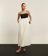 Vestido evasé midi de viscolino, con escote recto y breteles finos. Diseño bicolor con busto negro y falda blanca.