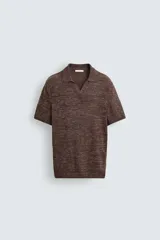 Polo de punto con corte relajado, confeccionado en una mezcla de viscosa y algodón. Presenta cuello solapa con abertura frontal, manga corta y terminaciones en rib.