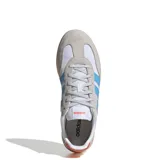 Championes urbanos Adidas modelo Barreda Decode, con diseño retro. Presentan una base de nylon blanco con superposiciones de gamuza gris claro, icónicas tres tiras laterales en color celeste y suela de goma translúcida con acabado amarillento.