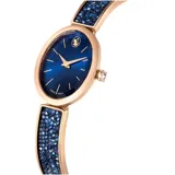 Reloj de pulsera con caja ovalada de 26 mm x 29 mm con acabado en tono oro rosa. Esfera azul iridiscente con marcadores de hora aplicados y logo de cisne de Swarovski a las 12. La corona tiene una piedra engastada. El brazalete es de metal ajustable y está decorado con aproximadamente 232 cristales Ultra Fine Crystal Rocks de color azul.