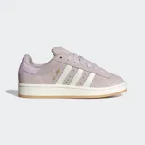 Championes Adidas Campus 00s de estilo urbano, confeccionados en cuero gamuzado color lila. Presentan las icónicas tres franjas laterales en color blanco crema, suela de goma con base color caramelo y detalles en dorado.