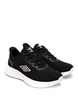 Championes deportivos Umbro modelo Rocky, color negro con suela blanca y logo de la marca en tono claro en el lateral. Confeccionados en tejido de malla transpirable con refuerzos sintéticos.