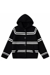 Cardigan de punto con capucha, color negro con rayas horizontales blancas. Presenta cierre frontal con botones, mangas largas y bolsillos laterales.