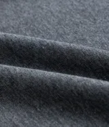 Pantalón tipo jogger de color negro, confeccionado en una mezcla de algodón y poliéster. Presenta cintura elástica con cordón ajustable, bolsillos laterales y puños elásticos en el ruedo.