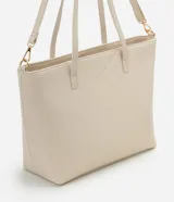 Cartera tipo shopper grande de diseño estructurado, confeccionada en poliuretano con textura efecto crocco. Cuenta con doble asa fija, correa larga desmontable con herrajes dorados y cierre superior por cremallera.