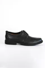 Zapato de vestir acordonado de cuero negro, con suela plana y forro interior de cuero.