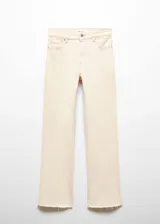 Jeans estilo flare color beige, confeccionados en tejido elástico de algodón. Presentan diseño crop, tiro alto, cinco bolsillos, trabillas para cinturón y cierre frontal con cremallera y botón. Los dobladillos tienen terminación deshilachada.