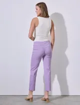 Pantalón color beige de gabardina elastizada, marca Zac & Rachel. Corte recto, pretina ancha pespunteada y largo al tobillo.