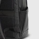 Mochila urbana de diseño minimalista en color negro, con compartimento principal con cierre, asa superior reforzada y bolsillos laterales.