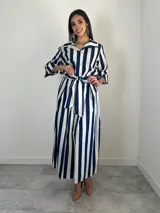 Falda midi a rayas con bolsillos laterales, cintura elastizada y lazo incorporado para ajustar en la cintura.