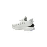 Championes Moncler Trailgrip Lite 2 color blanco, con suela dentada gruesa y el logo de la marca impreso en el lateral.