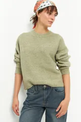 Sweater celeste tramado de manga larga y cuello redondo.