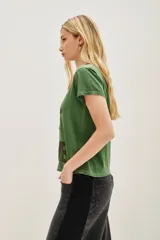 Remera de algodón color verde con cuello redondo en contraste color marrón y estampa frontal con la frase 'FULL OF LOVE' en color marrón.