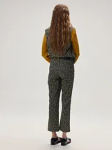 Pantalón de jean de corte recto y tiro medio con estampado floreado multicolor sobre base azul, confeccionado en algodón elastizado.