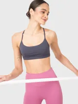 Top deportivo de bajo impacto con escote redondo y tirantes finos ajustables que se cruzan en la espalda. Incluye almohadillas removibles.