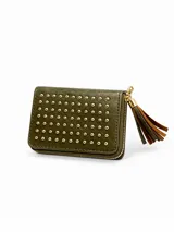 Billetera pequeña color verde oliva, con diseño rectangular y cierre perimetral. Presenta una cara frontal decorada con tachas metálicas doradas dispuestas en filas y un tirador de cierre con borla de flecos en cuero sintético.