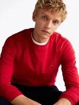 Remera de manga larga roja con cuello redondo y logo bordado en el pecho. Corte extra slim.