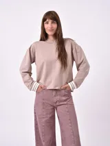 Hoodie beige de manga larga con capucha y puños acanalados a rayas blancas y marrones.