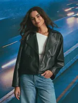 Chaqueta corta de cuero sintético en color negro, con diseño de doble botonadura, solapas amplias y corte holgado.