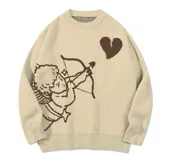 Buzo de tejido de punto color beige con diseño estampado de un cupido con arco y flecha y un corazón en color marrón.