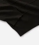 Suéter de punto color negro con cuello redondo, mangas largas y diseño con textura geométrica sutil en el frente.