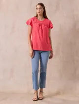 Blusa de tejido pointelle color naranja, con cuello redondo, mangas cortas con sobrecapa y detalle de frunces en el pecho.