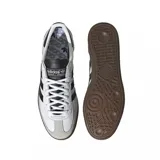 Championes Adidas Handball Spezial con diseño clásico de perfil bajo. Presentan una base de cuero blanco con las icónicas tres rayas laterales en negro, refuerzo de gamuza gris en la puntera y suela de goma color caramelo.