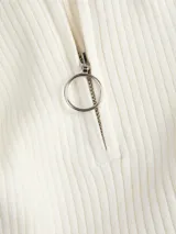 Top de punto canalé negro, sin mangas, con cuello polo y cierre frontal parcial con tirador circular.