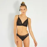 Sujetador corbeille de encaje negro con tirantes finos regulables.