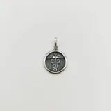 Dije circular de plata 925 con relieve del símbolo del caduceo de la medicina en el centro sobre fondo texturizado.