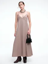 Vestido largo de breteles finos con escote en V, confeccionado en lyocell con acabado efecto lavado. Presenta una silueta levemente evasé con caída fluida y recta.