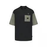 Remera Hurley de corte boxy, con cuerpo en color negro y mangas en color verde militar. Presenta un bolsillo frontal en el pecho en tono verde con etiqueta de la marca y cuello redondo.